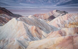 多彩丹霞山地自然景观