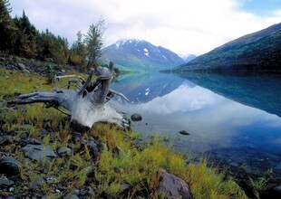 山间湖泊自然美景
