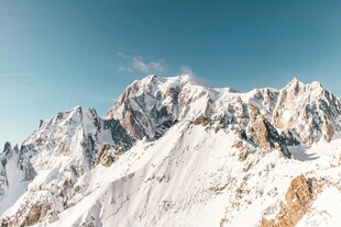 晴空下的雪山美景