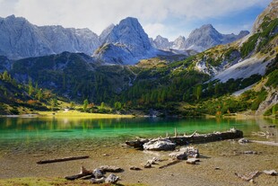 高山湖畔自然风光