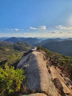 山巅远眺山野风光