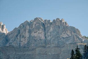 壮丽高山岩壁风光