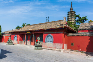 临济寺红墙古塔晴日风光