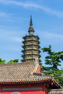 晴空下的中式古塔
