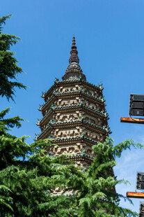 蓝天下的古塔