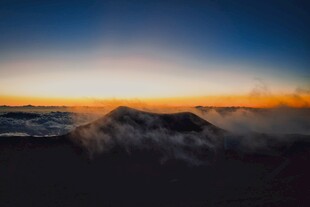 山巅云海日出盛景