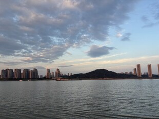 水岸城市黄昏远景