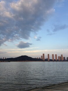 湖畔黄昏城市远景