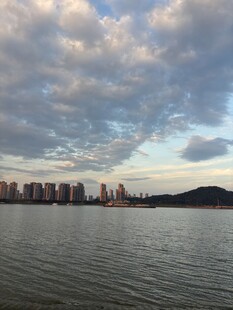 滨水城市黄昏远景