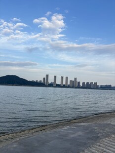 滨水城市远景风光