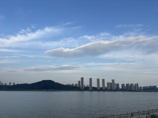 滨水城市晴空远景