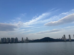 滨水城市天际线远景