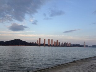 水岸黄昏城市远景