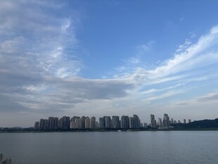 滨水城市天际线远景