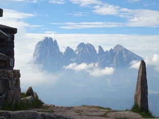 山巅远眺云雾山景