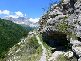 山间岩洞自然风景