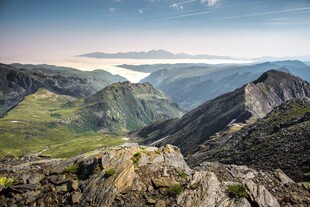 山野层峦自然风光