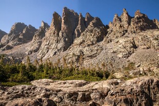 峻峭石山自然风光