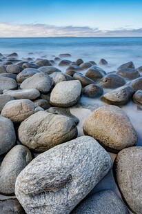 海边鹅卵石滩风光