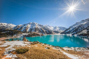晴日高原蓝湖雪山风光