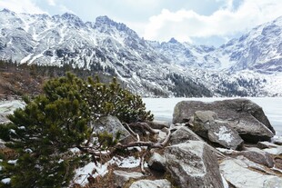 雪山湖畔自然风景