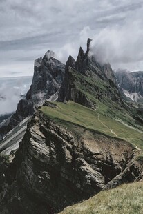 多云天高山峻岭景观