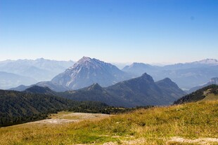 高山草甸远山风光