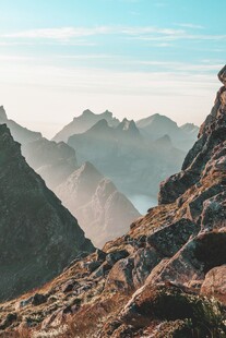 远山层叠峡谷景观