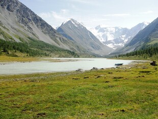 山谷湖泊自然风光
