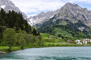 阿尔卑斯山麓湖景风光