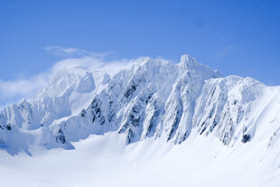 蓝天下的雪山雪景