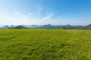 辽阔草原远山蓝天美景