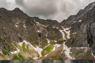 高原残雪山湖风光