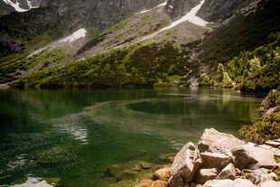 山间湖泊自然美景