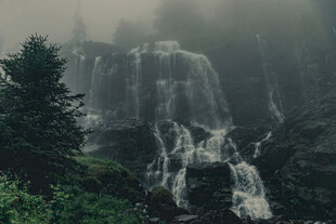 雾中山林瀑布景观