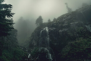 雾中山崖风光