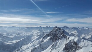 高空俯瞰雪山风光