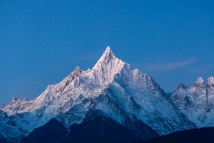 日照金山雪山风光