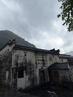 山间老旧徽派民居