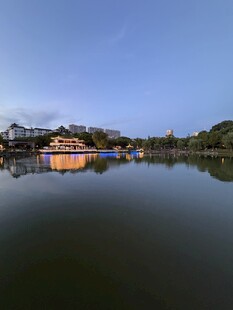 湖畔晴日风光