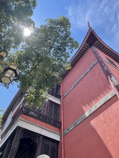 红墙古建晴日风光