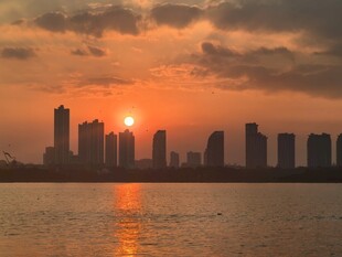 城市水岸日落剪影