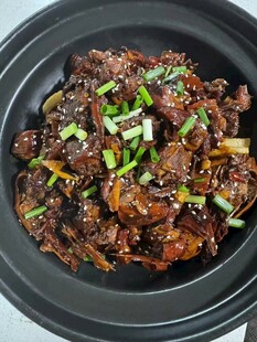 砂锅葱香烧肉