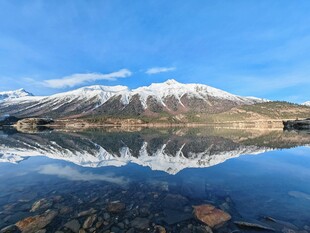 雪山湖泊倒影风光