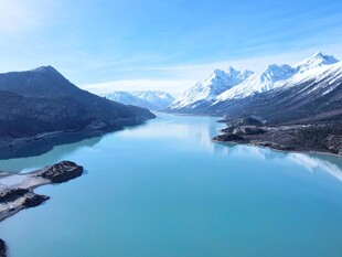 高原雪山湖泊风光