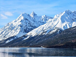 壮丽雪山湖泊风光