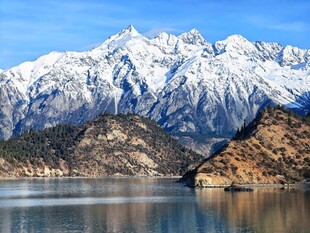 雪山湖泊壮丽风光
