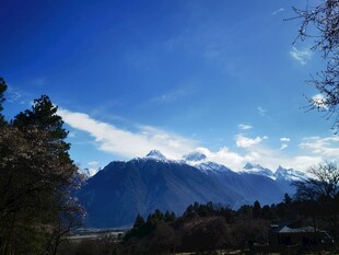 晴空远山自然风景