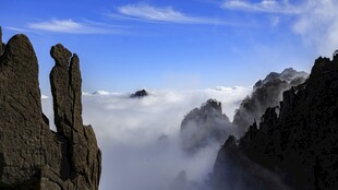 山间云海奇峰胜景