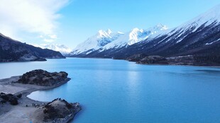 雪山蓝湖自然风光